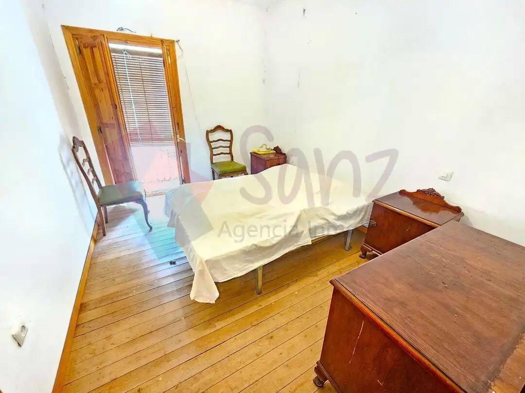 Dormitori de Casa o xalet en venda en Santa Coloma amb Jardí privat, Terrassa i Balcó