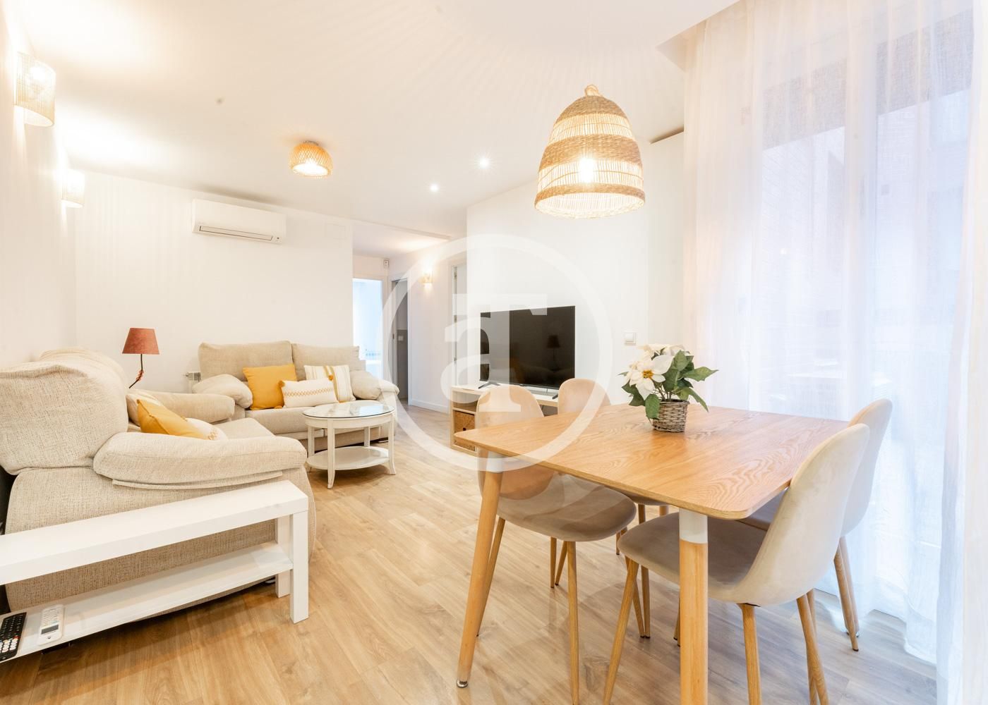 Living room of Flat to rent in  Madrid Capital  with Air Conditioner, Heating and Furnished