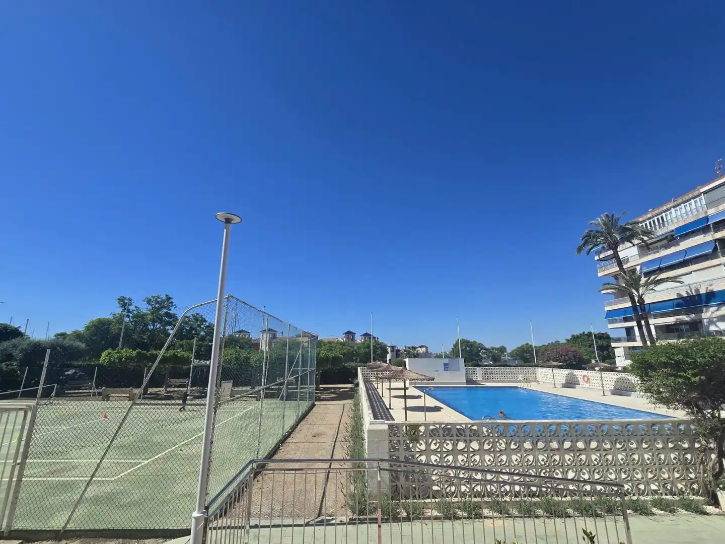 Piscina de Apartamento en venta en Torrevieja con Jardín privado, Terraza y Amueblado