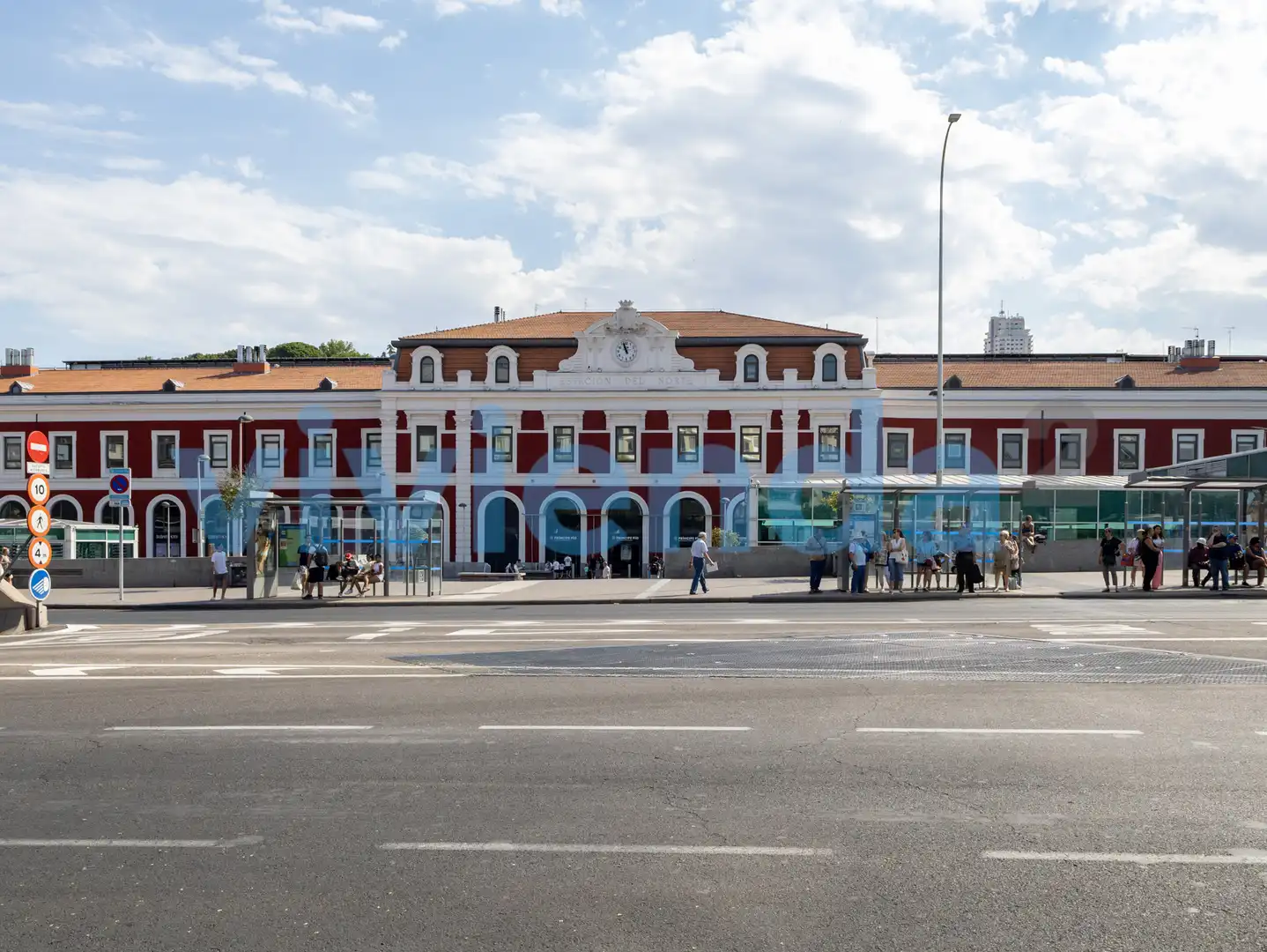 Vista exterior de Pis en venda en Madrid amb Calefacció