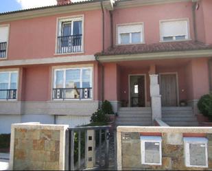 Vista exterior de Casa adosada en venda en Sanxenxo amb Terrassa i Balcó