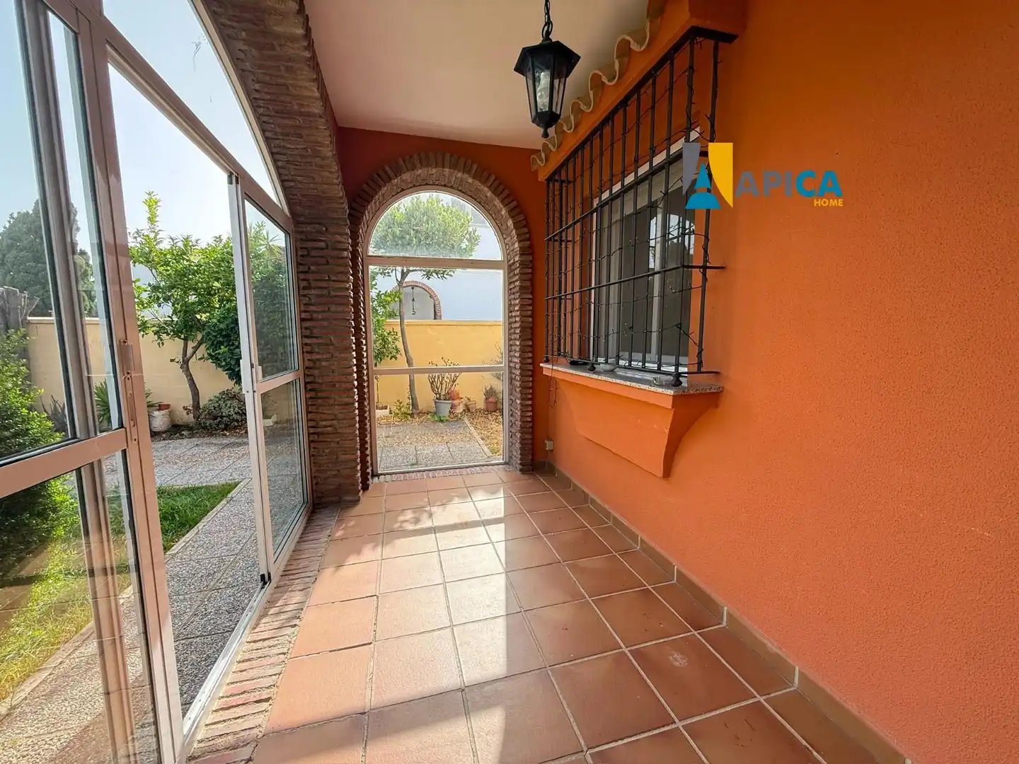 Vista exterior de Casa o xalet en venda en Chiclana de la Frontera amb Terrassa i Moblat