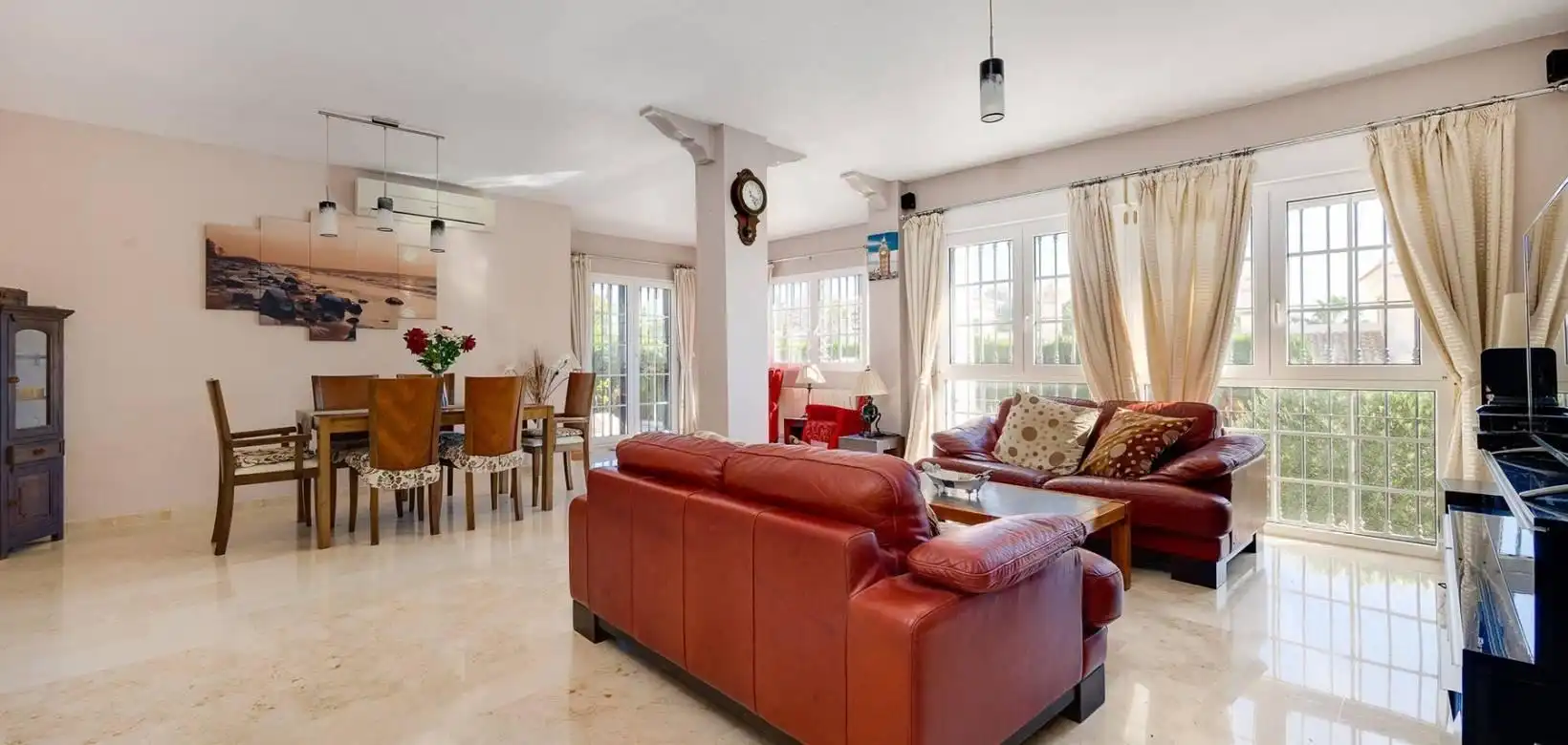 Sala d'estar de Casa o xalet en venda en Orihuela amb Aire condicionat, Calefacció i Jardí privat