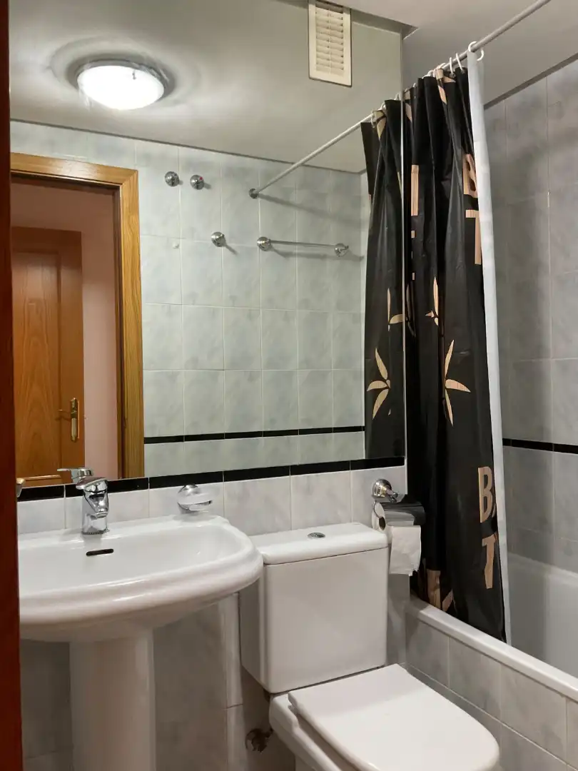 Baño de Piso de alquiler en Alcalá de Henares con Aire acondicionado, Calefacción y Parquet