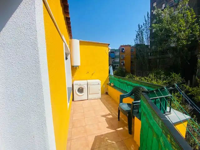 Terrasse von Dachboden zum Verkauf in Santa Coloma de Gramenet mit Parkett und Ofen