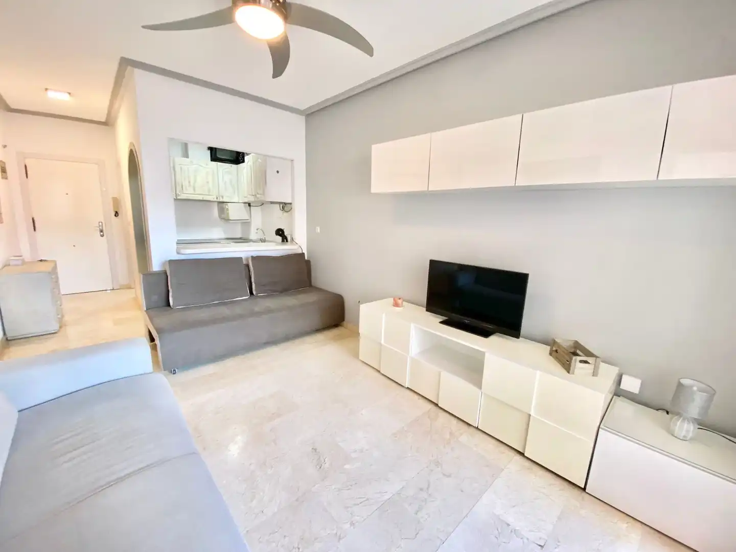 Sala de estar de Estudio de alquiler en Torrevieja con Aire acondicionado, Calefacción y Amueblado