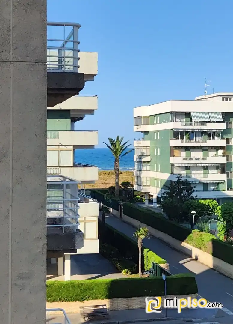 Vista exterior de Pis de lloguer en Laredo amb Terrassa i Moblat