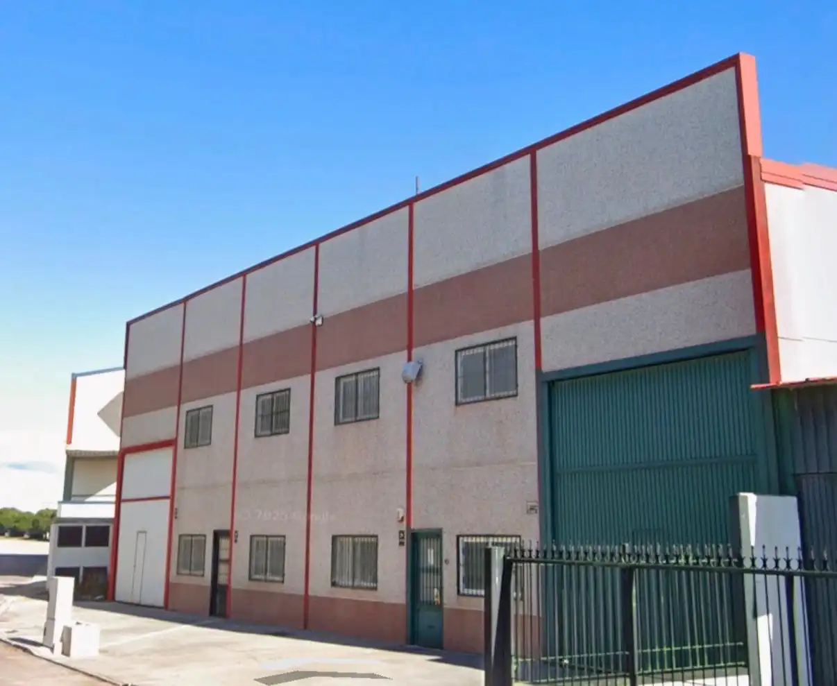 Industrial building to rent in Panade 12