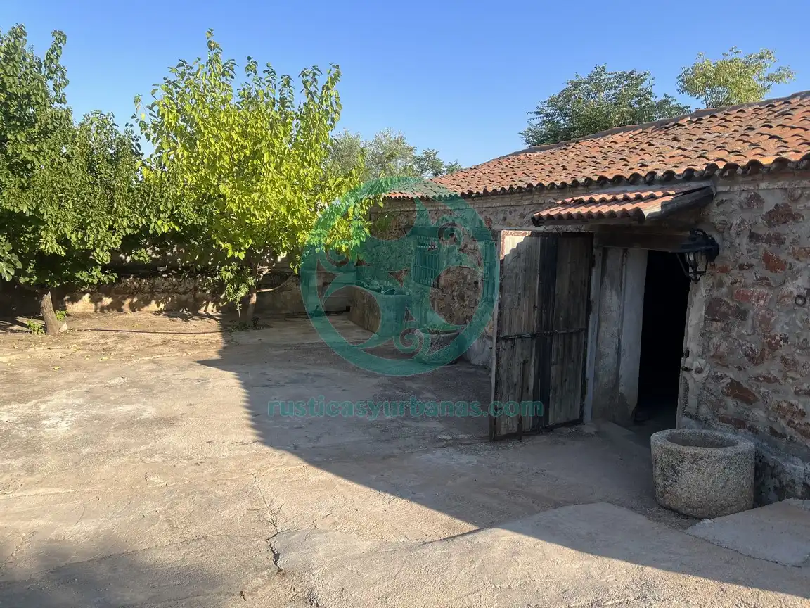 Vista exterior de Casa o xalet en venda en Cáceres amb Aire condicionat, Jardí privat i Terrassa