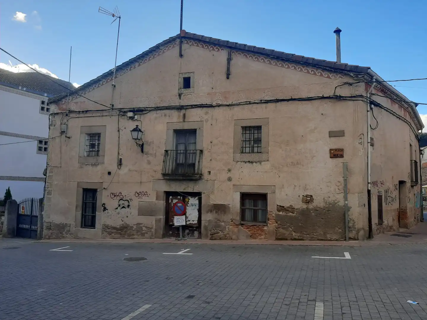 Außenansicht von Einfamilien-Reihenhaus zum Verkauf in Miraflores de la Sierra mit Heizung, Privatgarten und Balkon