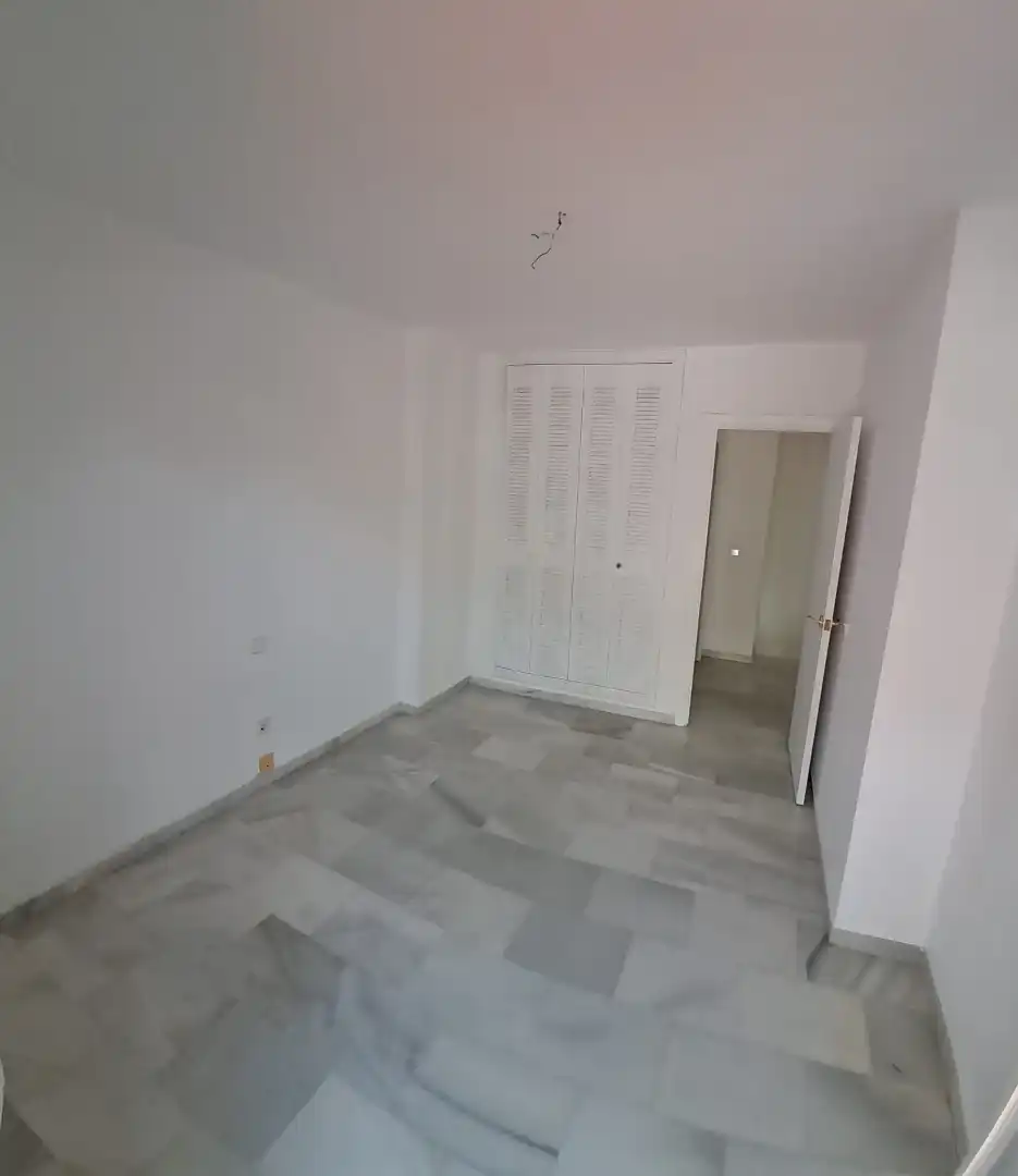Dormitori de Casa adosada de lloguer en Tomares amb Aire condicionat i Piscina