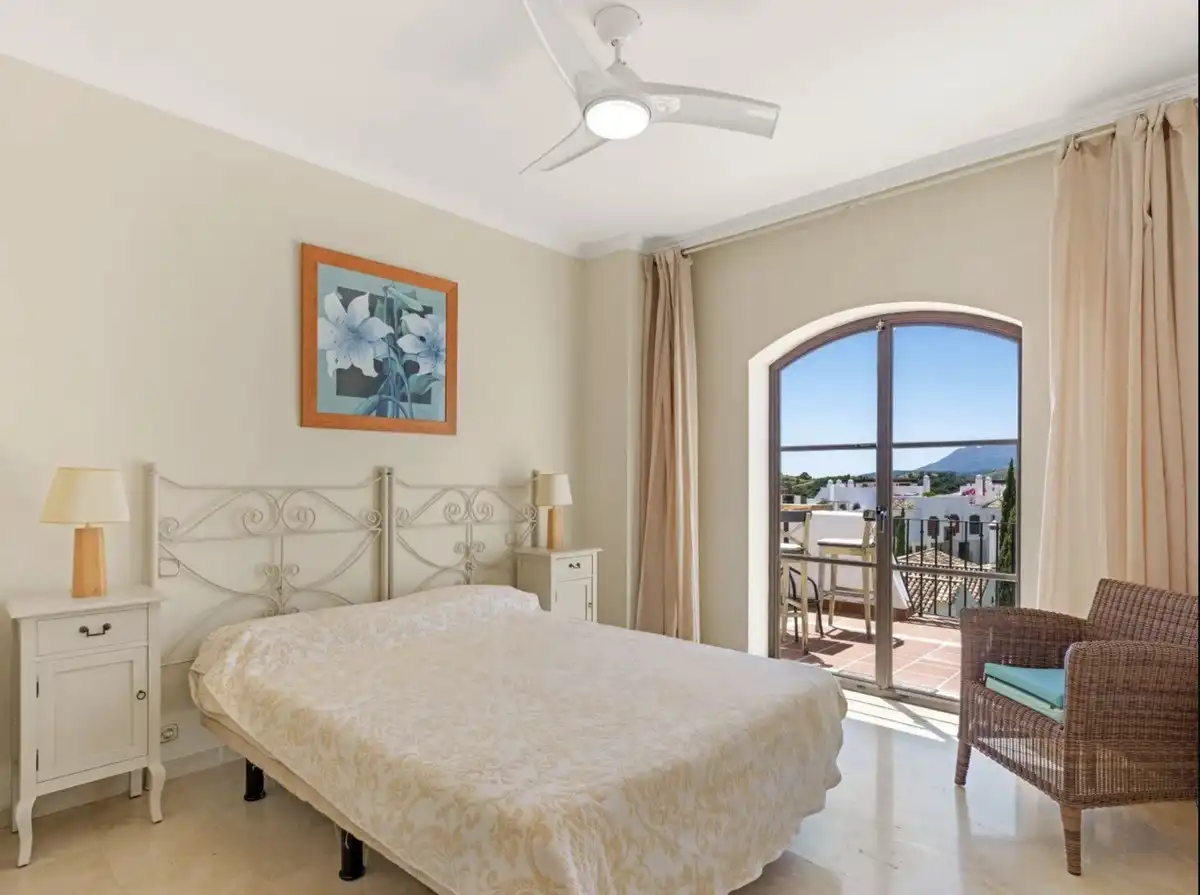 Habitación de Casa adosada en venta en Benahavís con Terraza y Piscina comunitaria