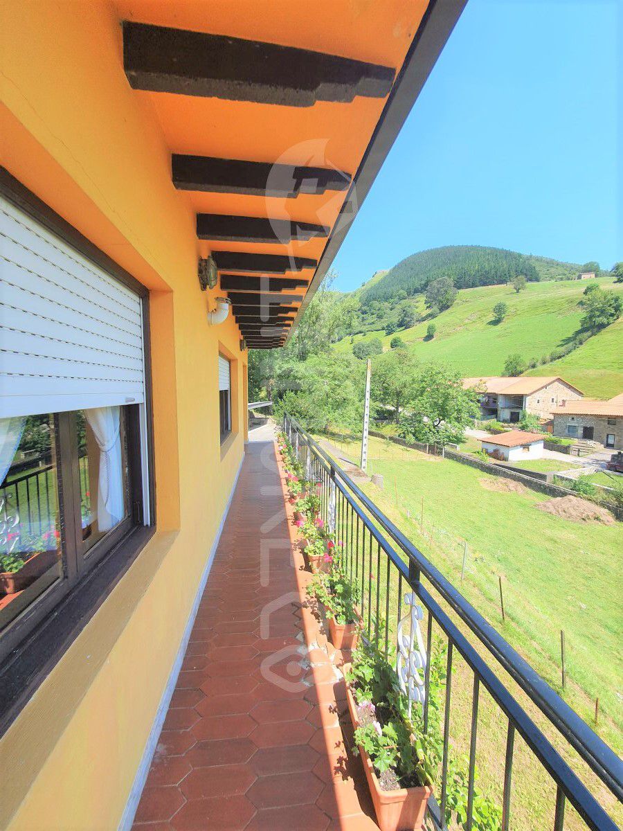 Vista exterior de Casa o xalet en venda en Santiurde de Toranzo amb Terrassa, Traster i Balcó