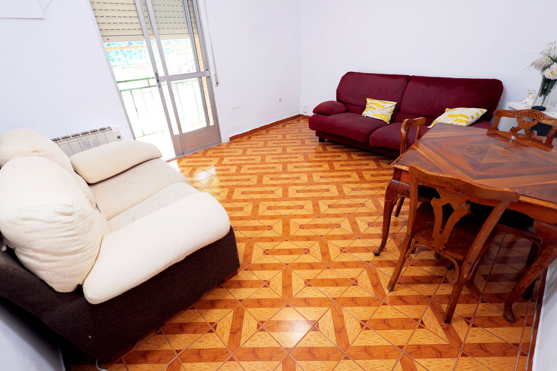 Sala d'estar de Casa adosada en venda en Coslada amb Aire condicionat, Terrassa i Balcó