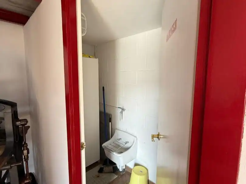 Baño de Local en venta en Roda de Berà, Tarragona