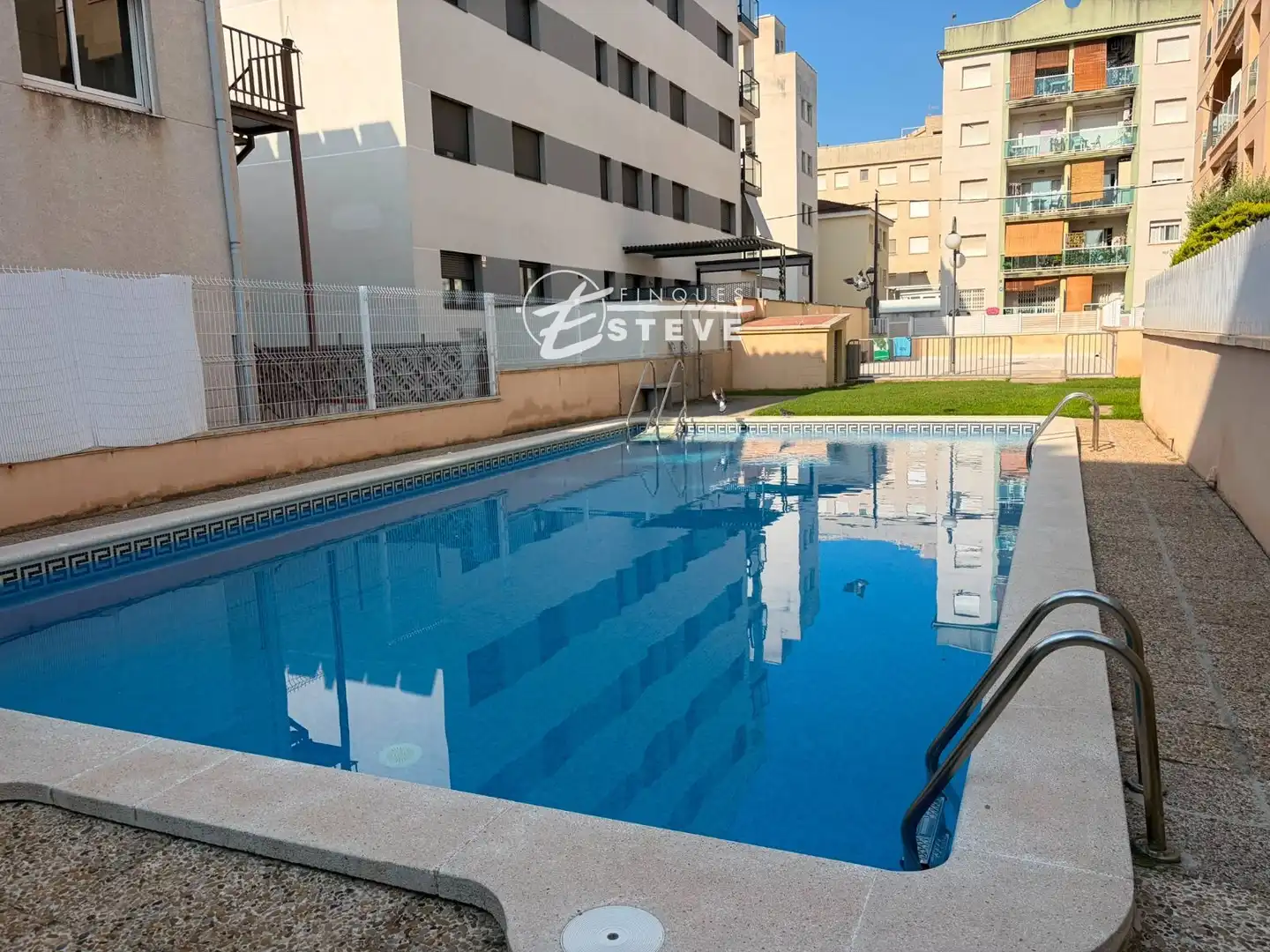 Schwimmbecken von Dachboden zum Verkauf in Calafell mit Klimaanlage, Heizung und Terrasse