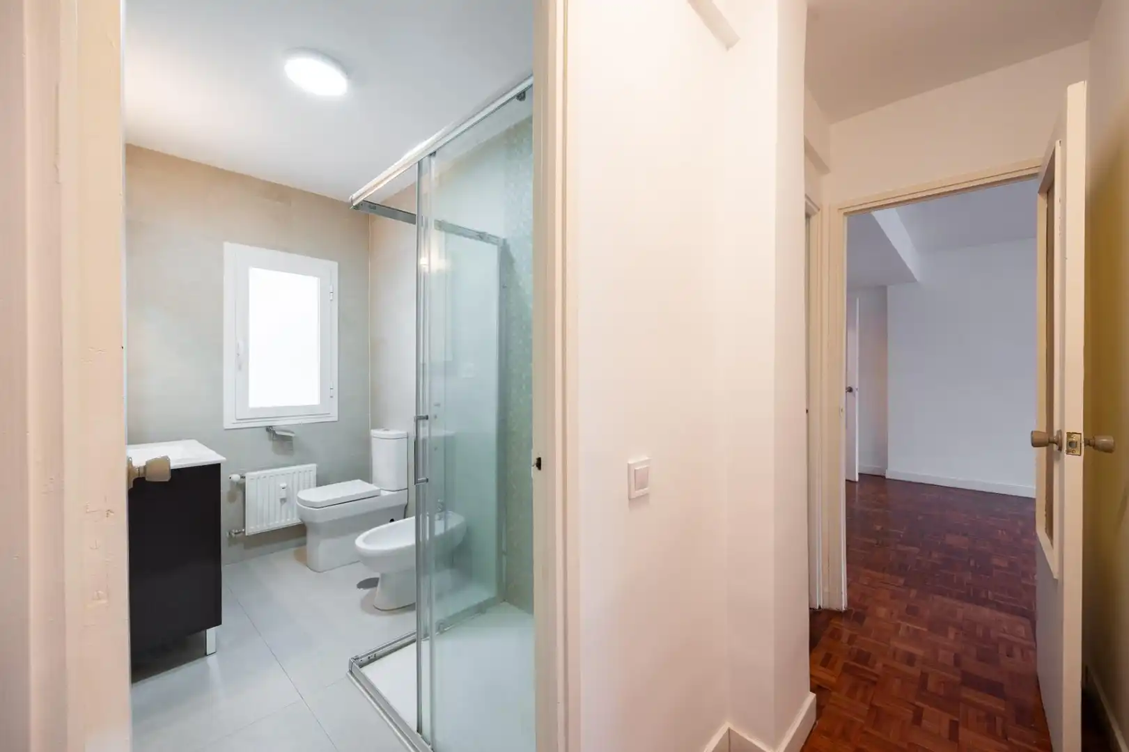 Bathroom of Flat for rent in Madrid  with Parquet flooring and Terrace