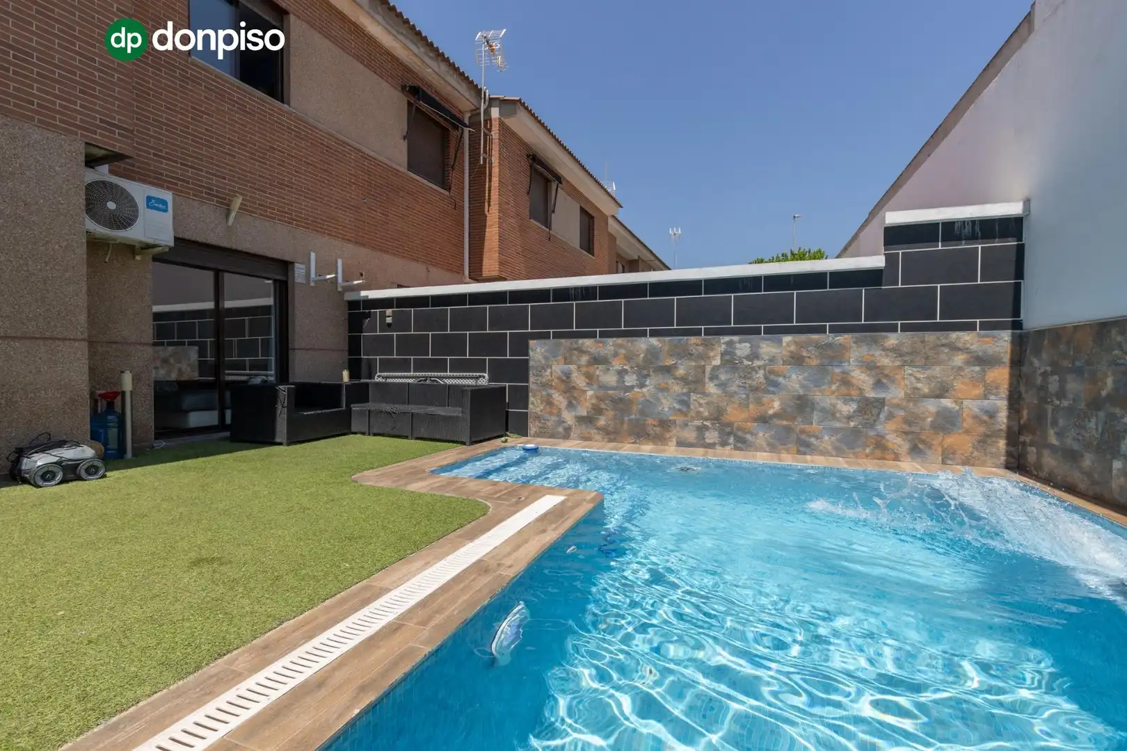 Adosado con piscina en venta en Calle de Espinela 34