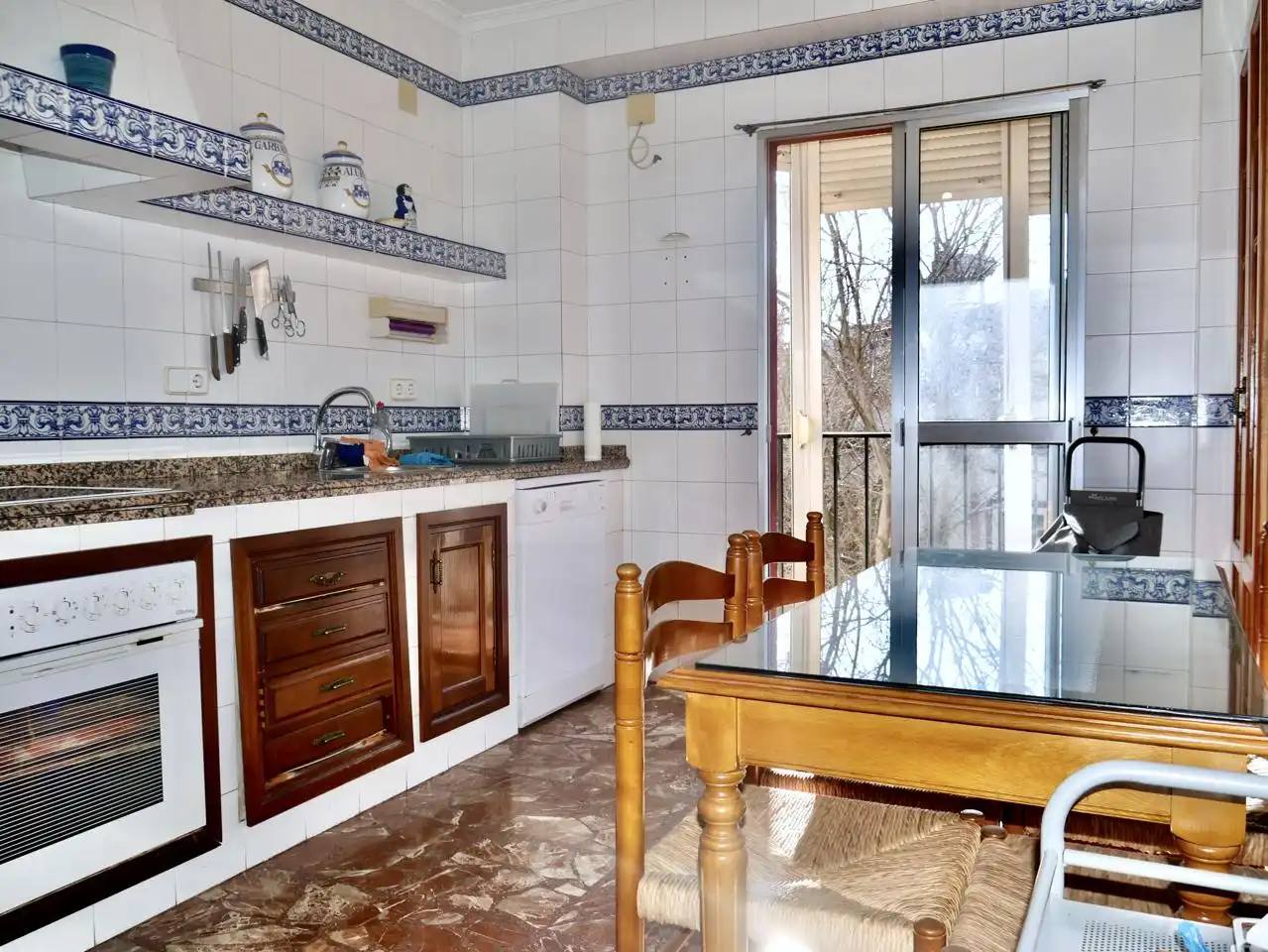 Kitchen of Flat for sale in Sevilla  with Air Conditioner, Terrace and Furnished