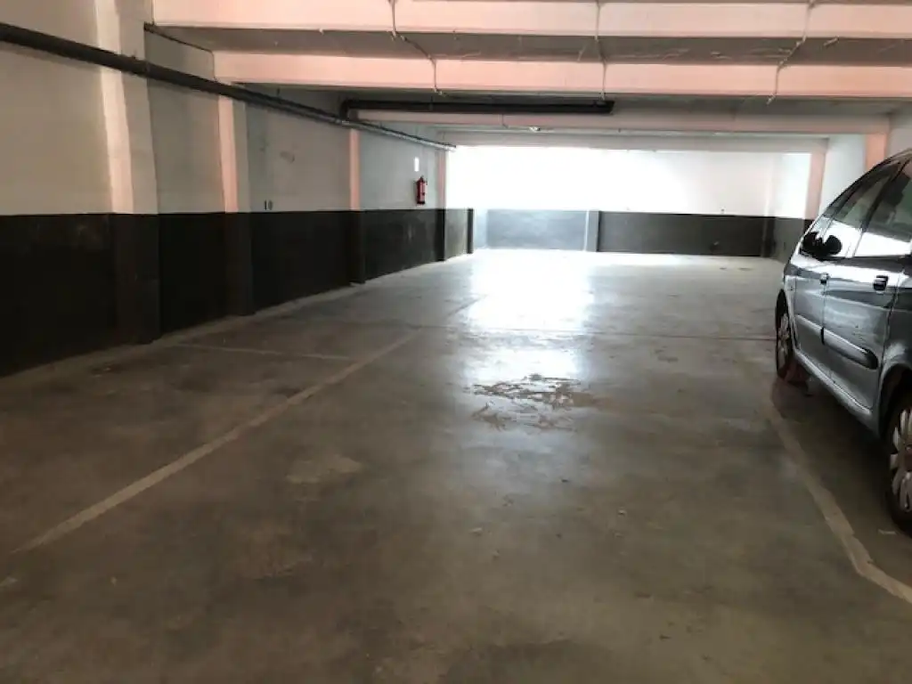 Parking with lift for sale in c/ guifre el pelos, imagen 4