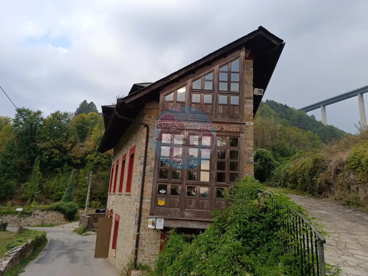 Exterior view of Buildings for sale in Vega de Valcarce