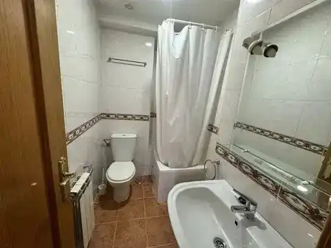Badezimmer von Wohnung zur Miete in  Madrid Capital mit Balkon