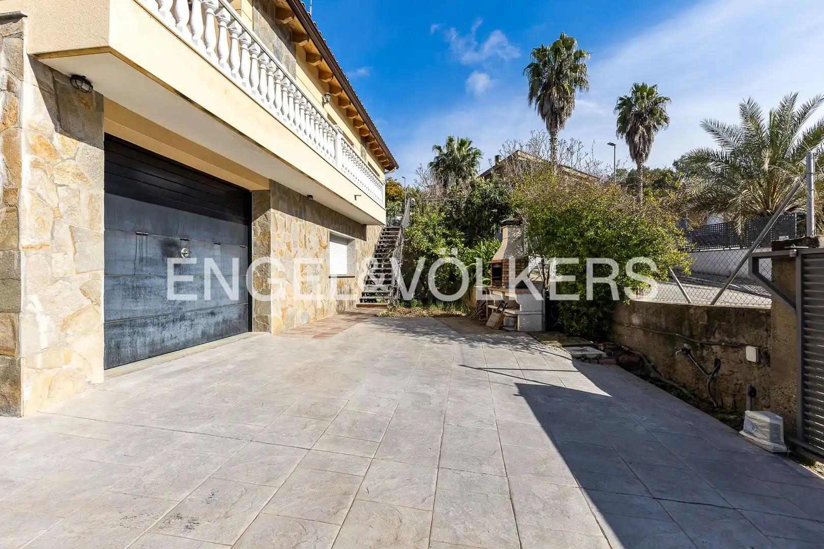 Vista exterior de Casa o xalet en venda en Rubí amb Calefacció, Jardí privat i Parquet