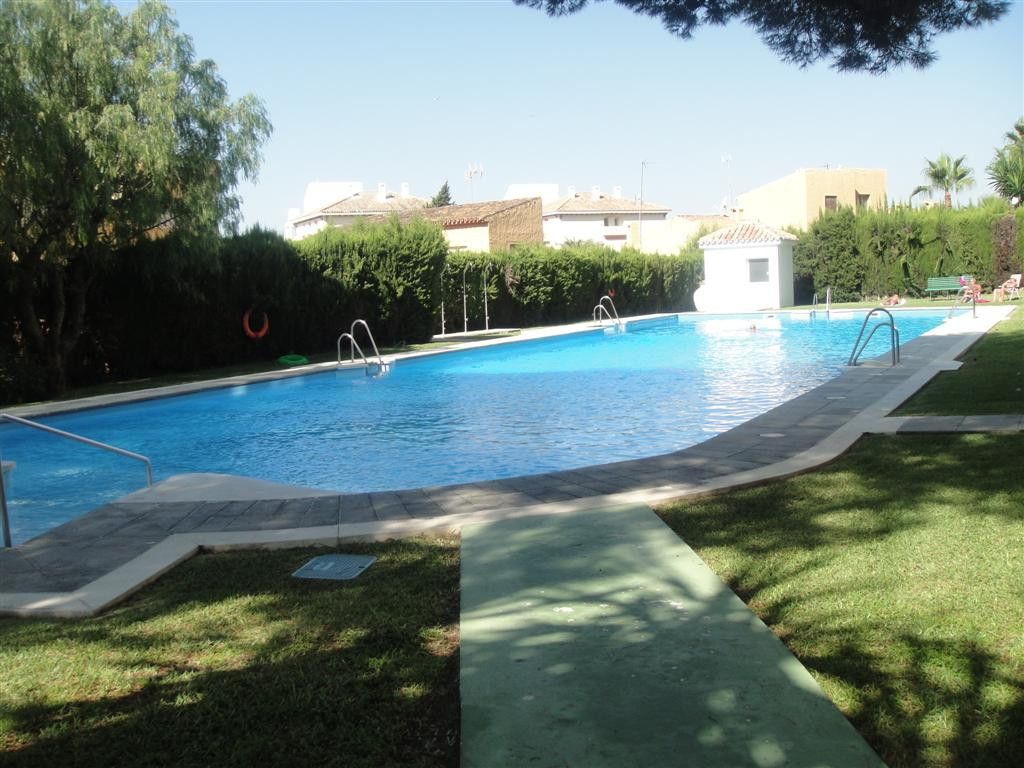 Piscina de Planta baixa de lloguer en Estepona amb Aire condicionat, Terrassa i Piscina