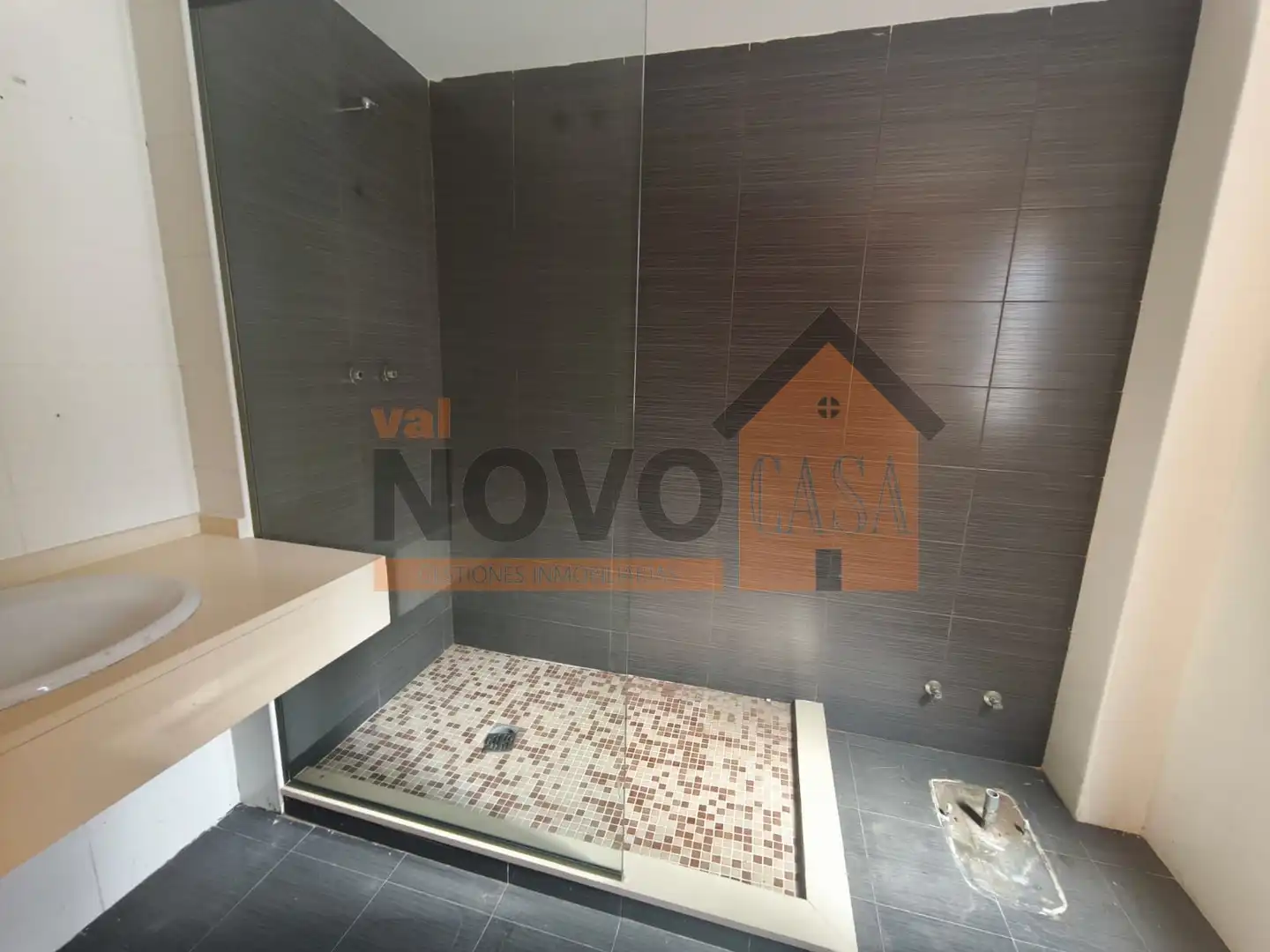 Bathroom of Houses for sale in Chiva  with Storage room and Swimming Pool