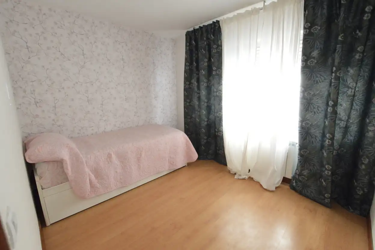 Habitación de Casa adosada en venta en Pozuelo de Alarcón con Aire acondicionado, Calefacción y Jardín privado