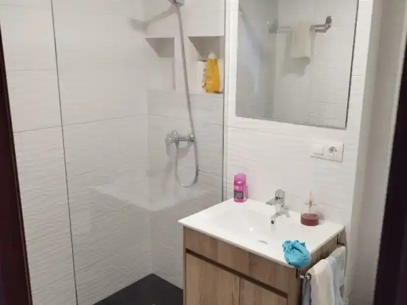 Badezimmer von Wohnung zur Miete in Almanza mit Möbliert