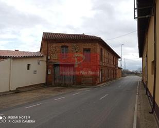 Vista exterior de Casa o xalet en venda en Villaturiel amb Terrassa