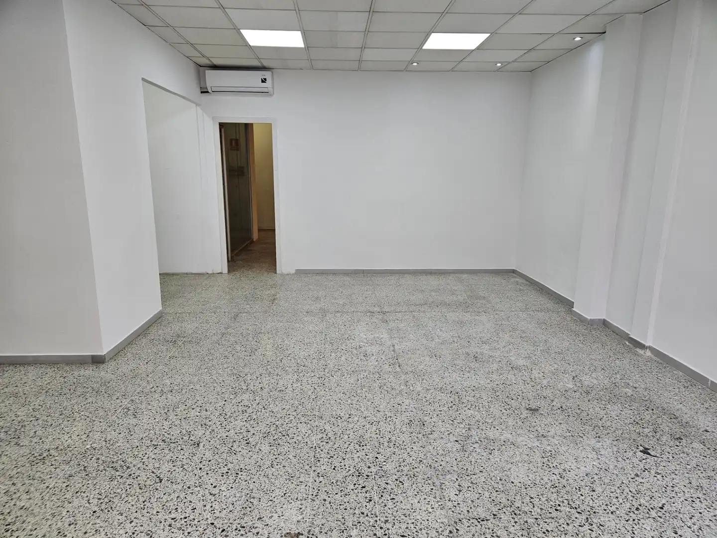 Business premises to rent in Carrer d'Ausiàs Marc, imagen 3