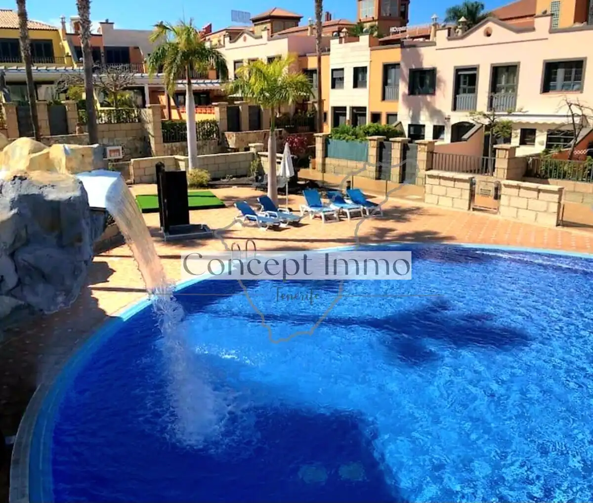 Piscina de Casa adosada en venda en Adeje amb Aire condicionat, Jardí privat i Terrassa
