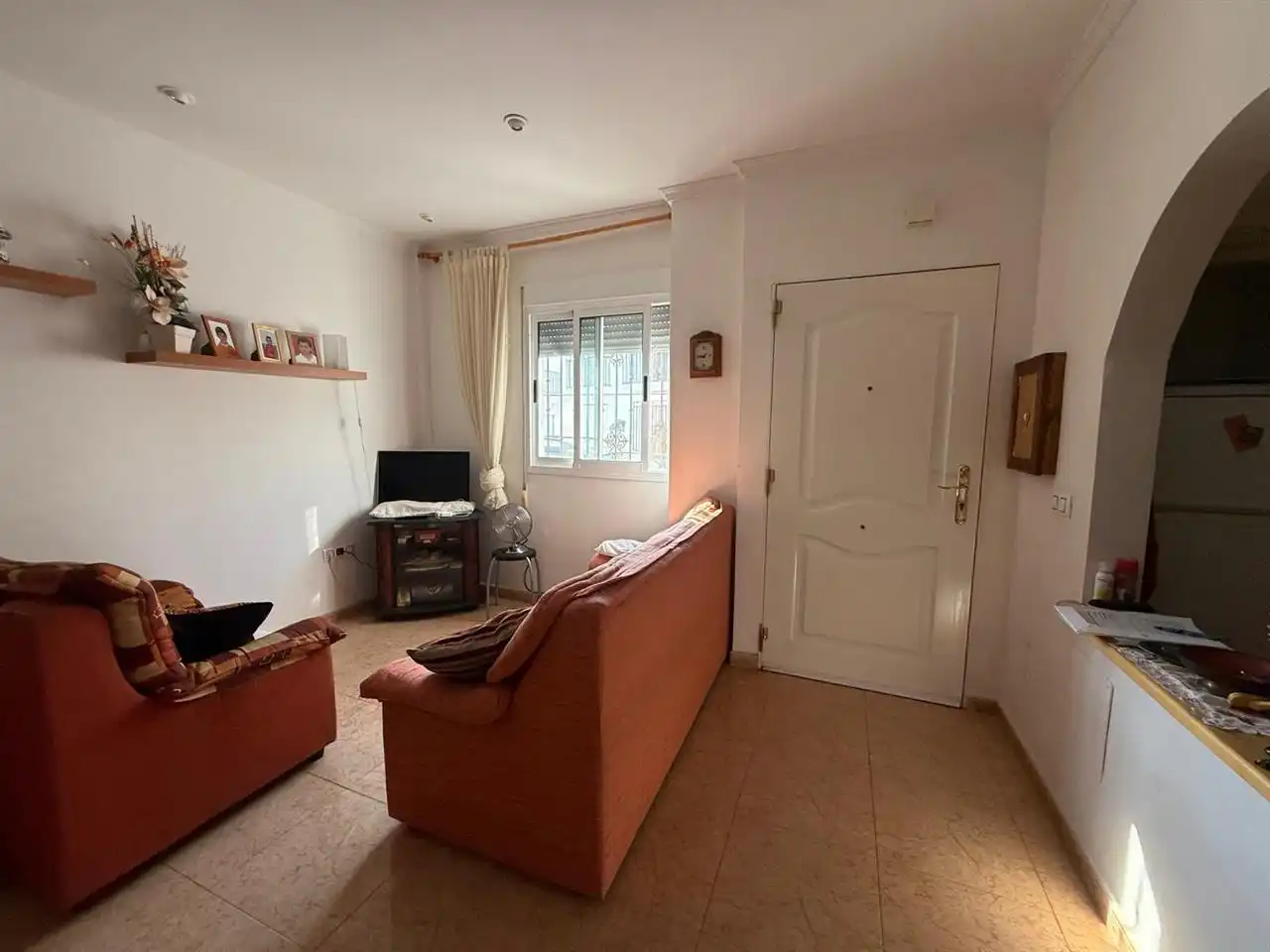 Wohnzimmer von Einfamilien-Reihenhaus zum Verkauf in Taberno mit Möbliert