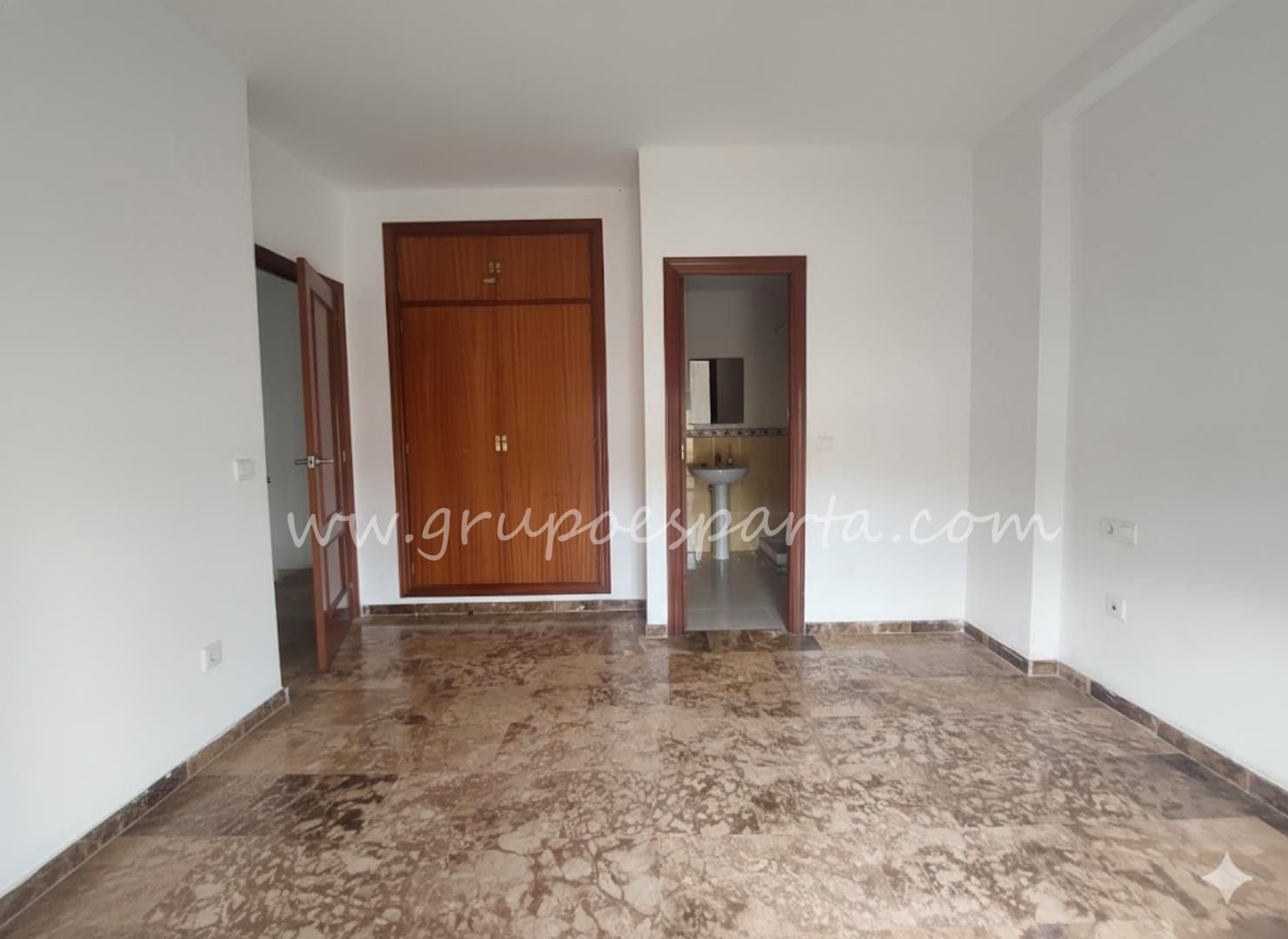 Casa adosada en venda en Gerena amb Aire condicionat