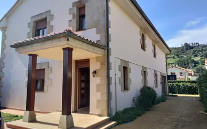 Vista exterior de Casa o xalet en venda en Los Corrales de Buelna  amb Balcó