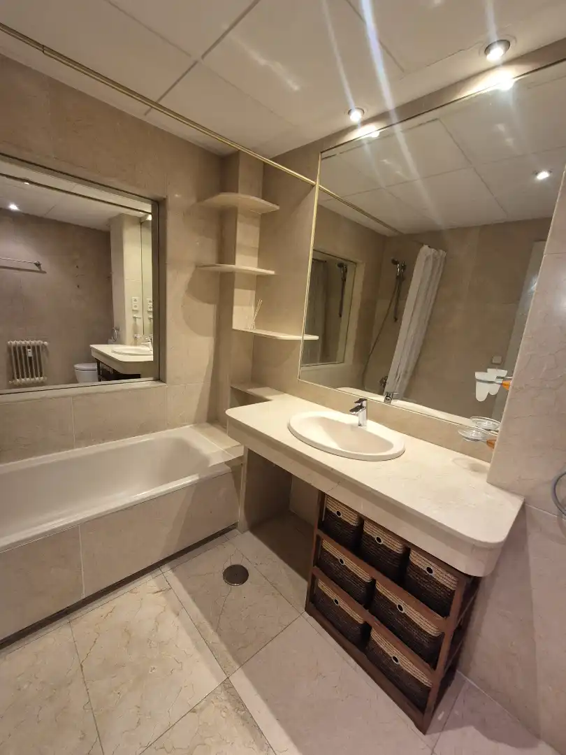 Badezimmer von Wohnung zur Miete in Madrid mit Klimaanlage, Heizung und Möbliert