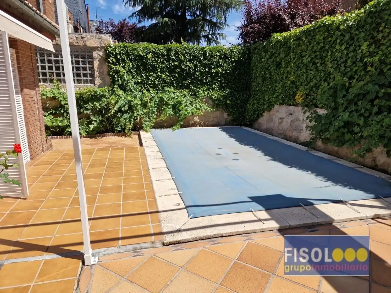 Schwimmbecken von Einfamilien-Reihenhaus zum Verkauf in Pozuelo de Alarcón mit Klimaanlage, Heizung und Privatgarten