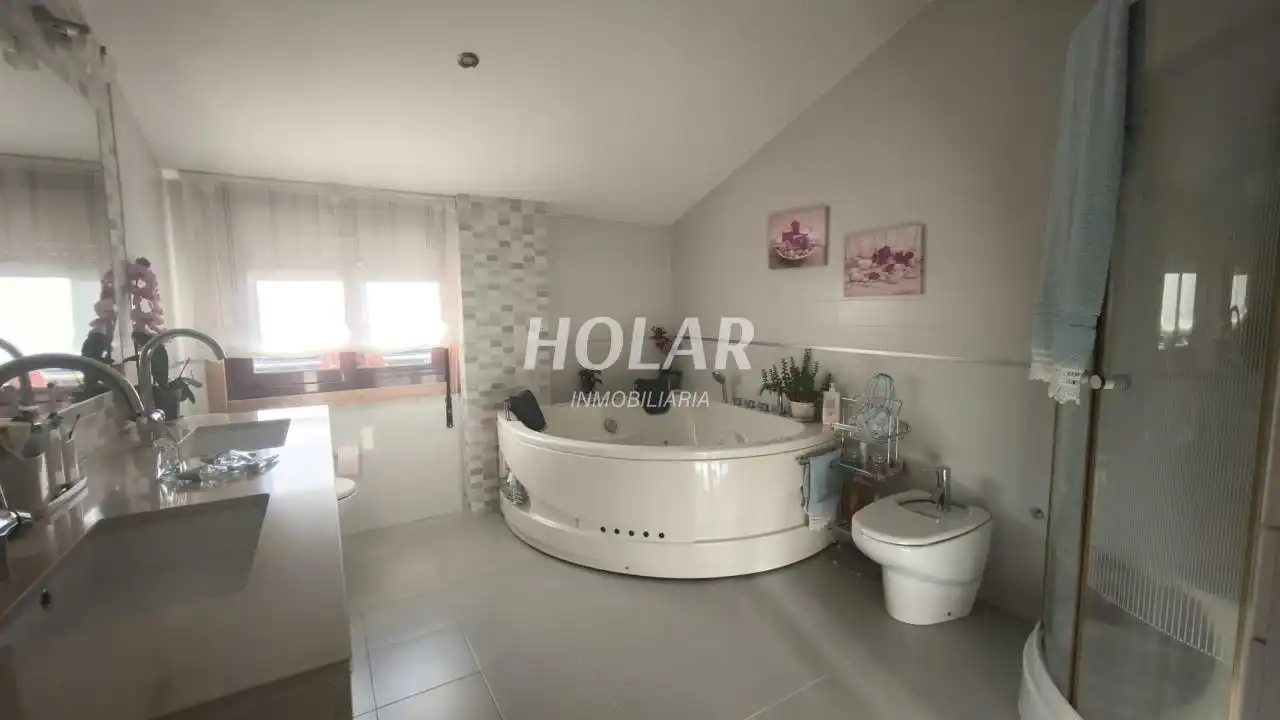 Bathroom of Houses for sale in Vigo   with Private garden, Terrace and Storage room