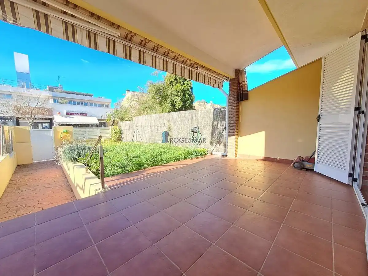 Terrasse von Einfamilien-Reihenhaus zum Verkauf in Benicasim / Benicàssim mit Privatgarten, Terrasse und Balkon