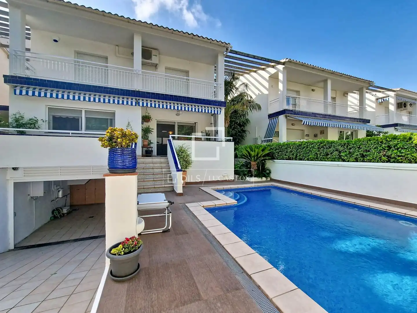 Swimming pool of Houses for sale in Vilanova i la Geltrú  with Air Conditioner, Heating and Private garden