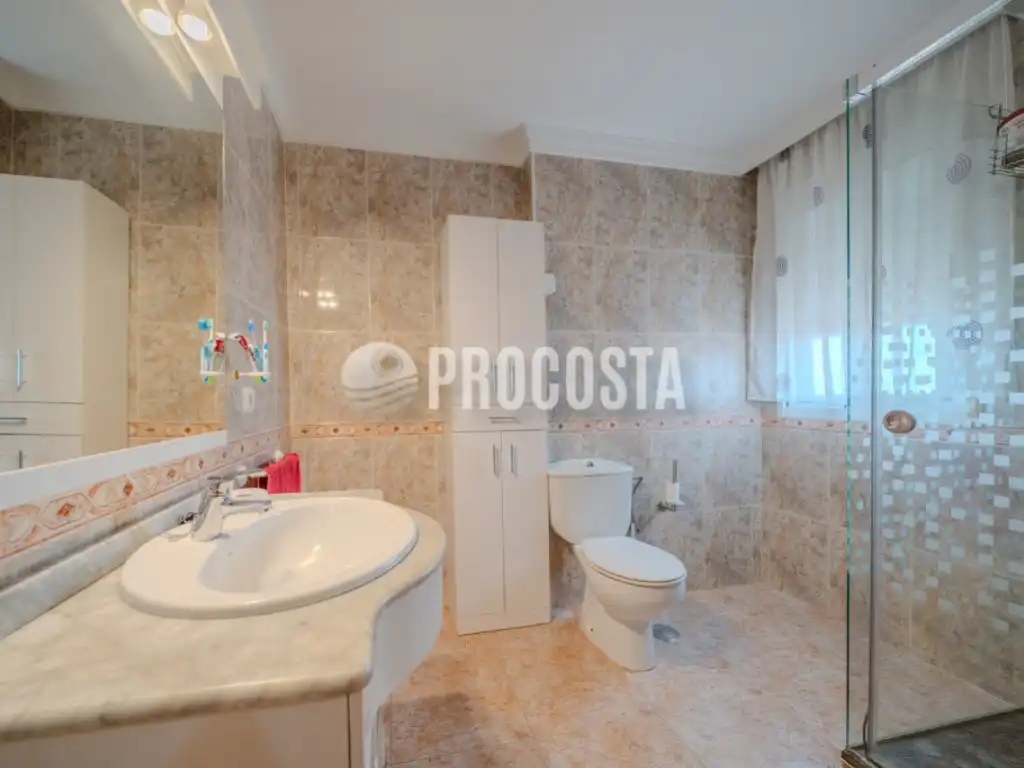 Bany de Casa o xalet en venda en Fuente Vaqueros amb Aire condicionat, Jardí privat i Terrassa