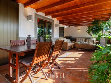 Casa amb balcó en venda a Avenida del Arquitecto Manuel de la Peña Sua 32