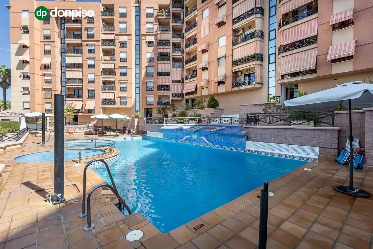 Piscina de Planta baja en venta en Granada con Aire acondicionado, Calefacción y Amueblado