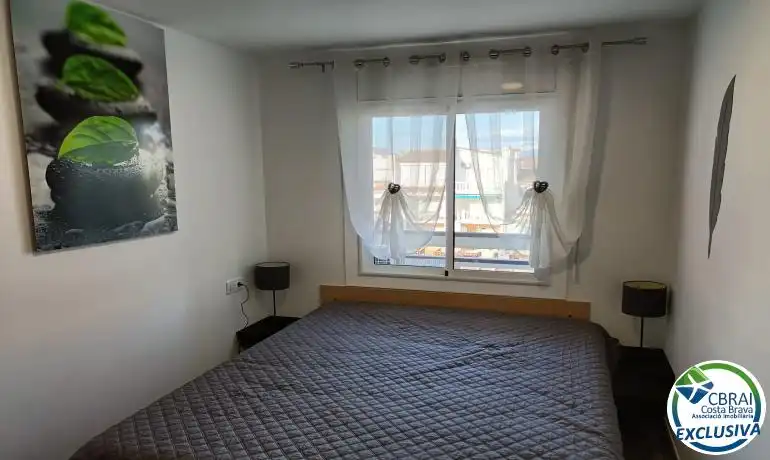 Habitación de Apartamento en venta en Empuriabrava con Aire acondicionado, Calefacción y Terraza