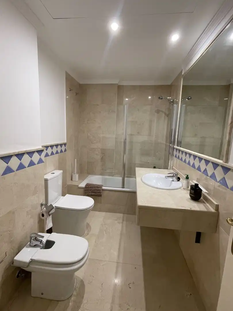 Bany de Apartament de lloguer en Marbella amb Aire condicionat, Calefacció i Terrassa