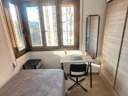 Bedroom of Flat to share in  Barcelona Capital  with Air Conditioner, Heating and Washing machine