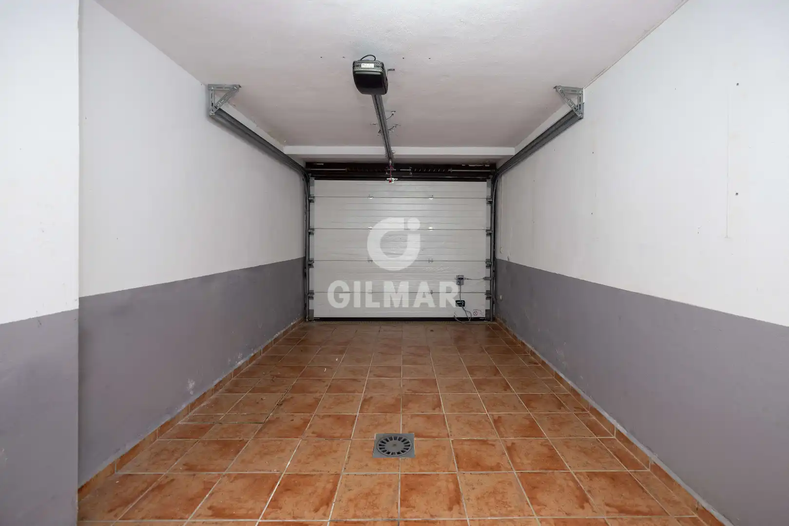 Parking de Casa adosada en venta en Marbella con Calefacción, Jardín privado y Piscina