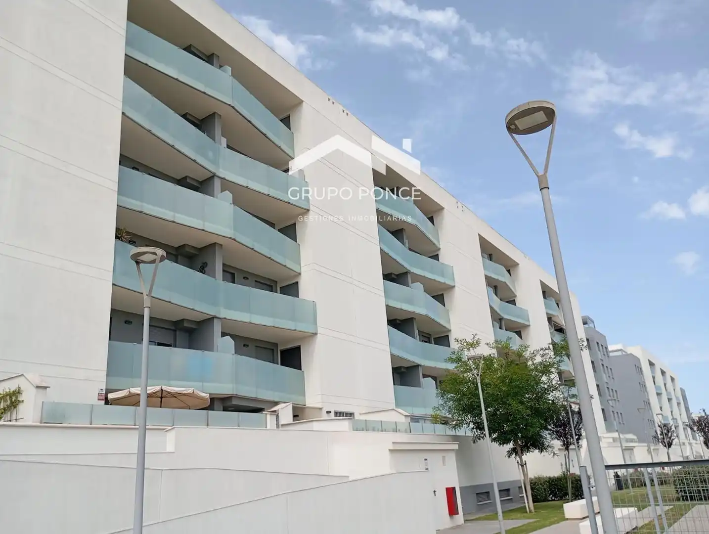 Außenansicht von Wohnung zum Verkauf in Jerez de la Frontera mit Abstellraum, Schwimmbad und Gemeinschaftspool